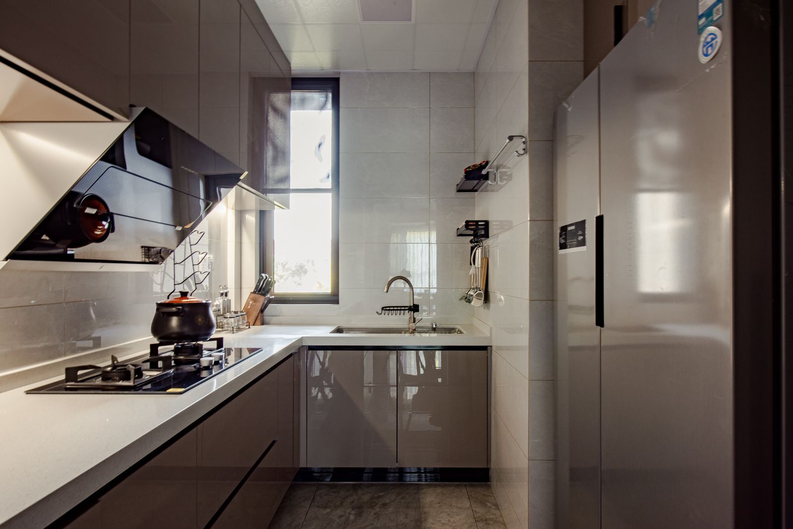 厨房柜体颜色与整体空间相呼应，简洁大方