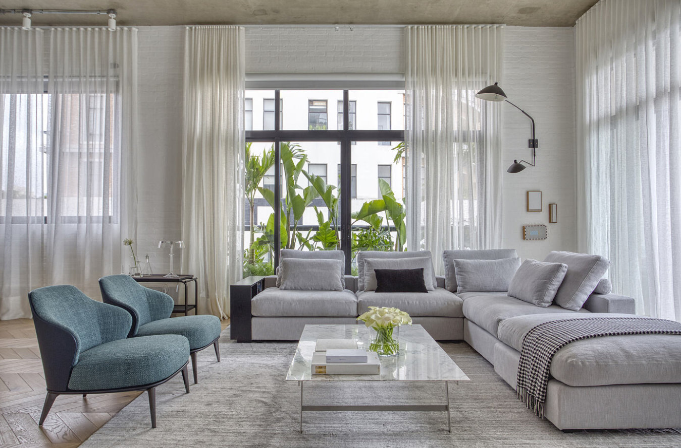 富有设计感的家具，浅灰色布艺沙发和金属色艺术装置，不仅贴合了整体空间的设计主题，而且营造出一种品质高雅的气质。不追求浓烈的色彩表现形式，而是采用一些比较清新淡雅的色彩，比如有的沙发采用灰色的设计，有的采用一些淡蓝色或者绿色。