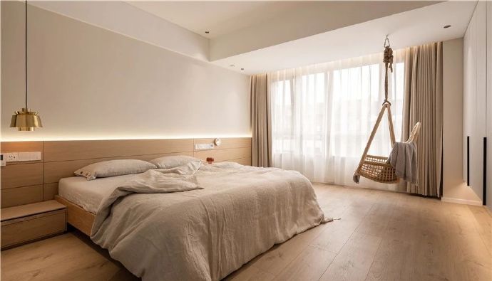 卧室遵循了整体空间原木色＋白色为主，再配上温暖的Led灯带,,极简纯粹的设计，拉申室内空间的同时提升房间内质感