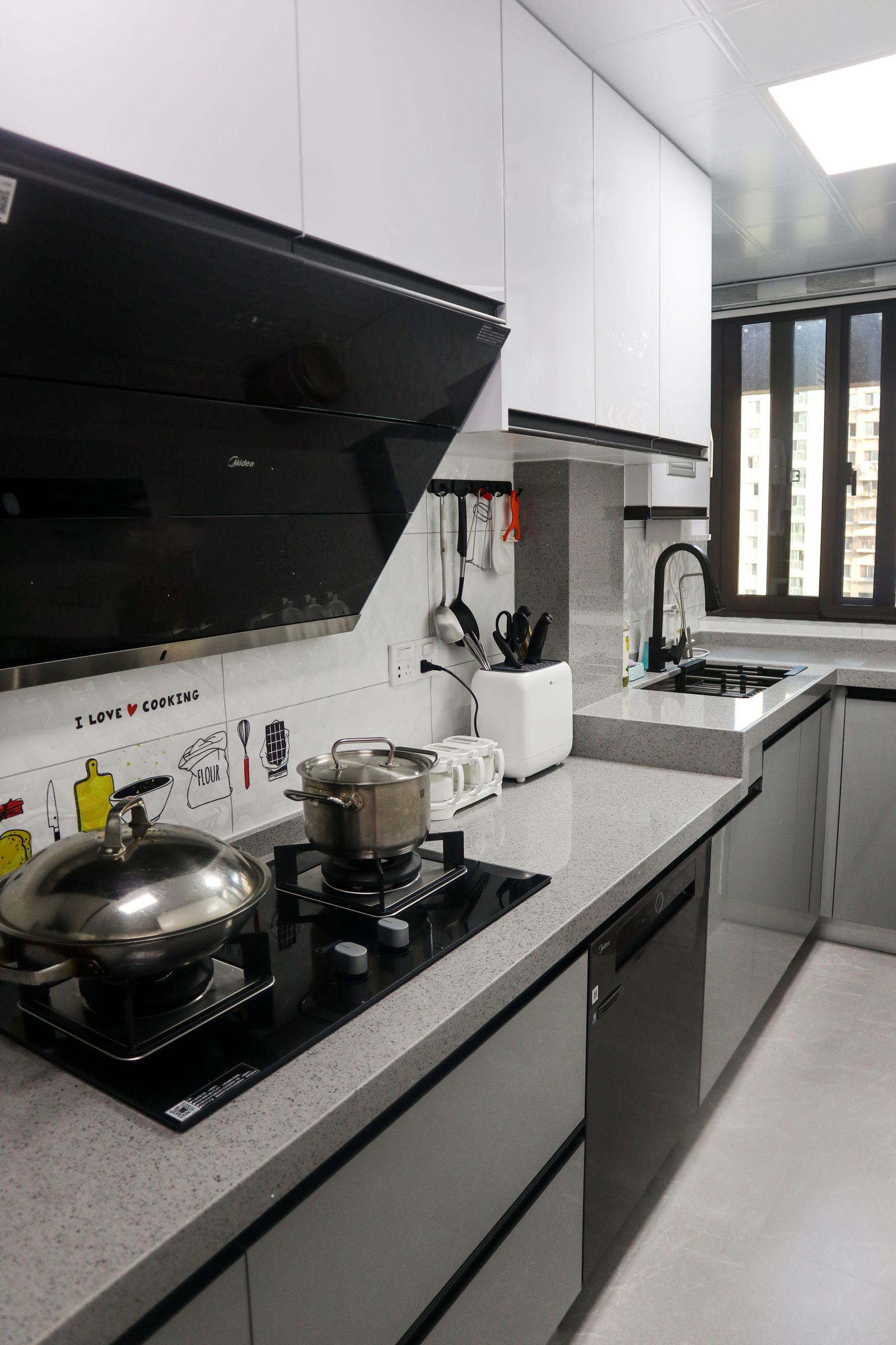 厨房台面高低错落设计更符合人体工学，提升了日常使用厨房的便捷感~上下橱柜增加更多的收纳功能，显得整个空间更为干净利落，整洁大气~