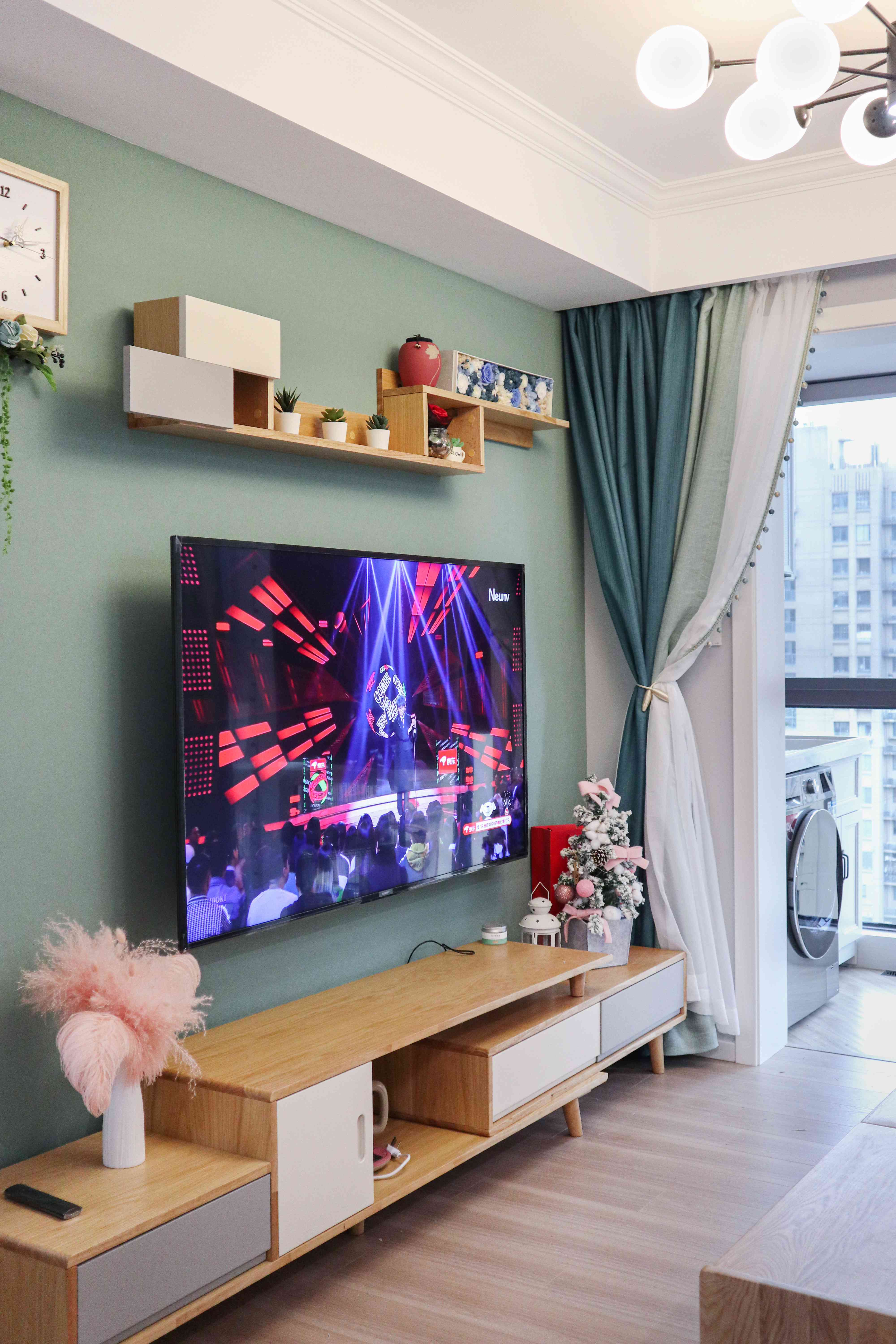 客厅-对面原木色木质电视柜与同色系茶几，朴实简单，也为空间里增添一些自然的气息
