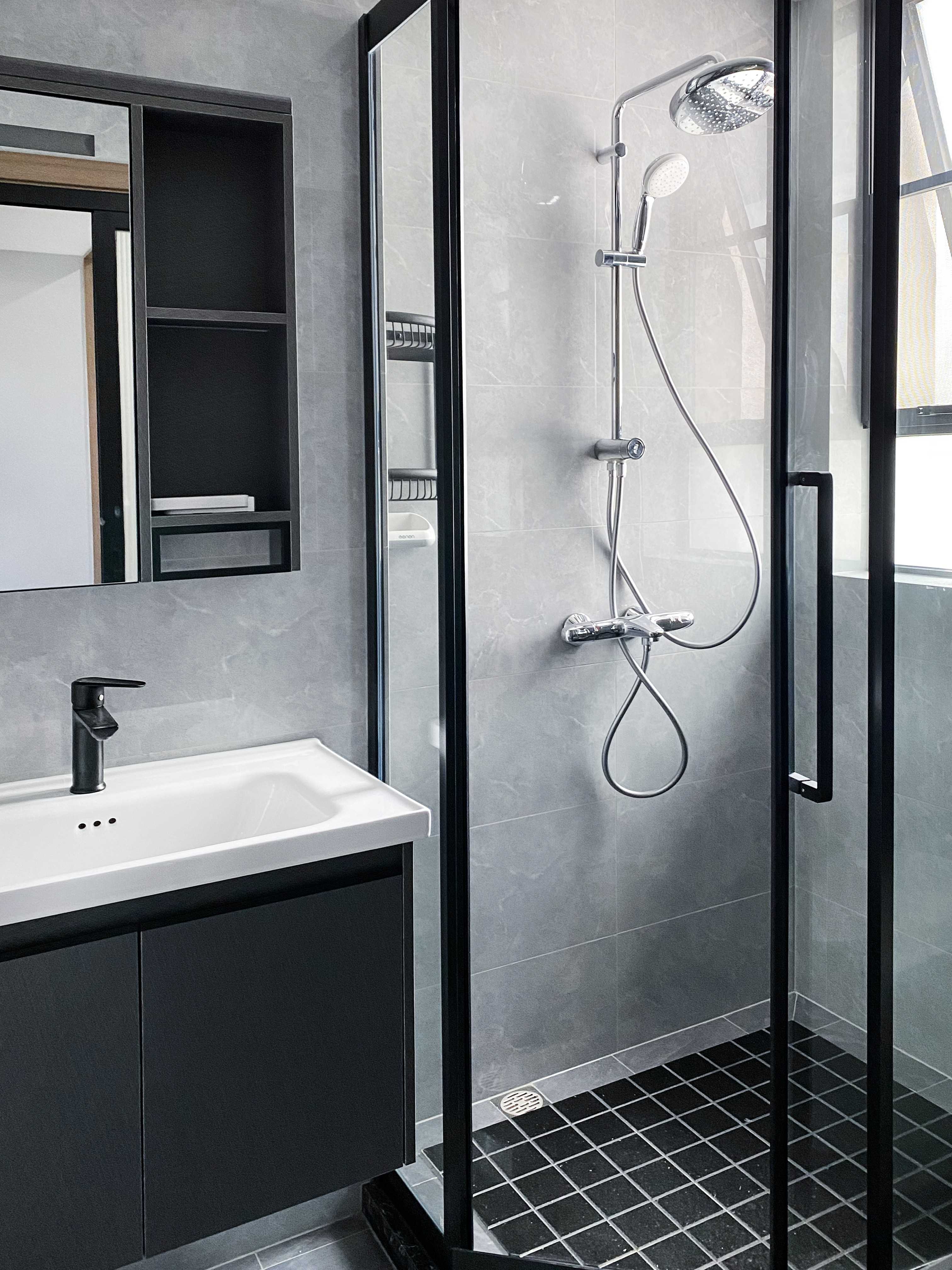 次卫则是以黑白灰色调为主，淋浴房的设计让其拥有干湿分离的效果。地面格纹地砖防滑的同时也减轻了空间单调的感觉~